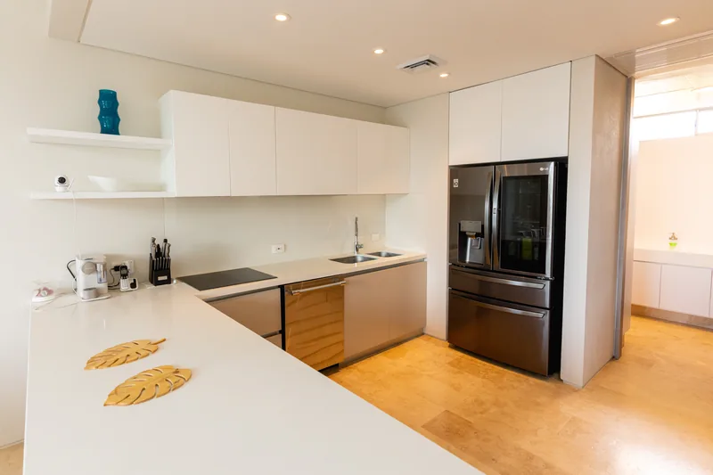 Cocina de alta gama con isla y electrodomésticos premium.