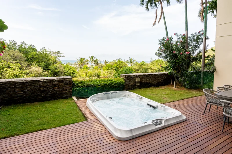 Jacuzzi privado en la terraza con vista al Mar Caribe — townhouse en Pozos Colorados, Santa Marta.
