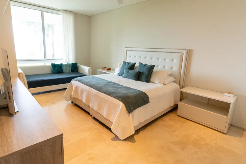 Habitación principal con cama king.