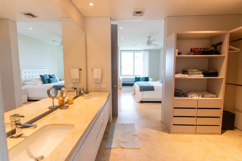 Baño principal con doble lavamanos y vestier.