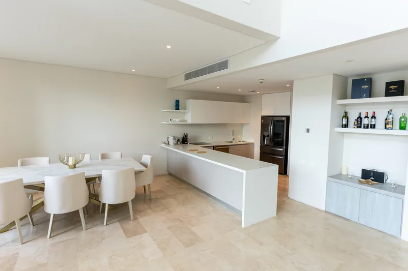 Comedor y barra junto a la cocina.