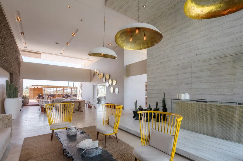 Lobby de doble altura del condominio.